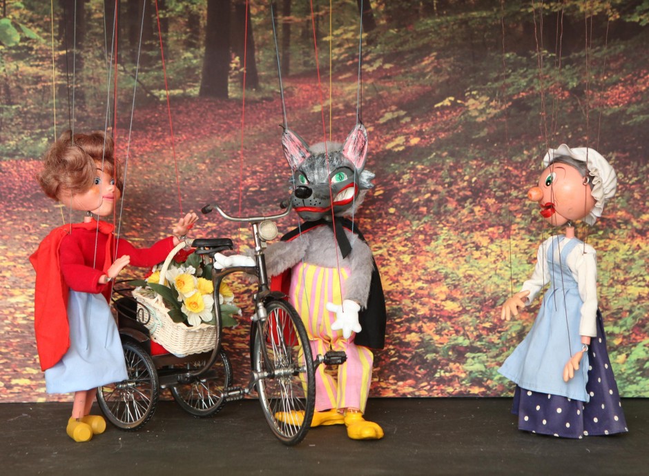 Participants of Roe Valleys Arts and Cultural Centreâ€™s â€˜August Childrenâ€™s Monthâ€™ can enjoy a variety of events including the enchantment of a traditional outdoor marionette theatre on Saturday 15th August when â€˜Moon and Sixpence Puppet Theatreâ€™ present â€˜Red Riding Hoodâ€™ in two free shows at 12.00noon and 1.30pm. Featuring the traditional fairy tale characters, the marionette puppets perform with music and sound effects in Drumceatt Square. To book or for further information, contact Roe Valley Arts and Cultural Centre on 028 7776 0650 or visit the website at www.roevalleyarts.com.