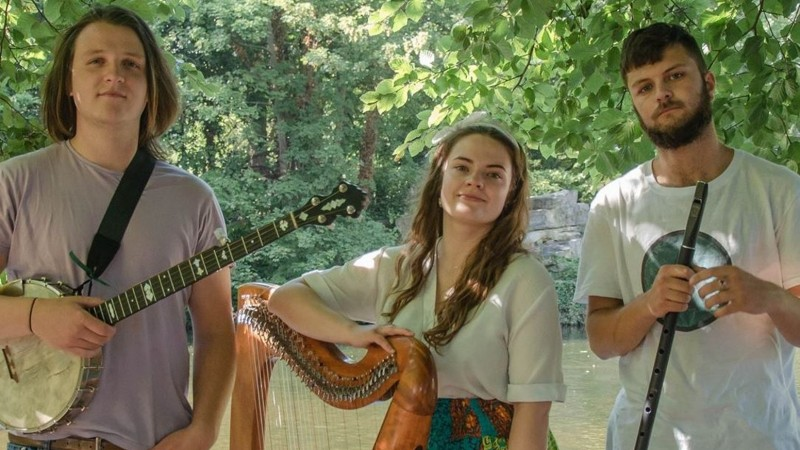 Multi-award winning trio Alfi is the collaborative project of musicians Fiachra Meek, Ryan McAuley and Alannah Thornburgh. Featuring an unusual line-up of harp, five string banjo and uilleann pipes.