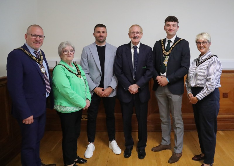 Mayor of Causeway Coast and Glens Councillor Ciarán McQuillan and Deputy Mayor Councillor Tanya Stirling pictured with Councillor Paul Dunlop BEM, Deputy Mayor of Antrim & Newtownabbey, Alderman Beth Adger MBE, Mayor of Mid & East Antrim, special guest Stuart Dallas and Victor Leonard, SuperCupNI Chairman ahead of the Welcoming Parade at Coleraine Town Hall.