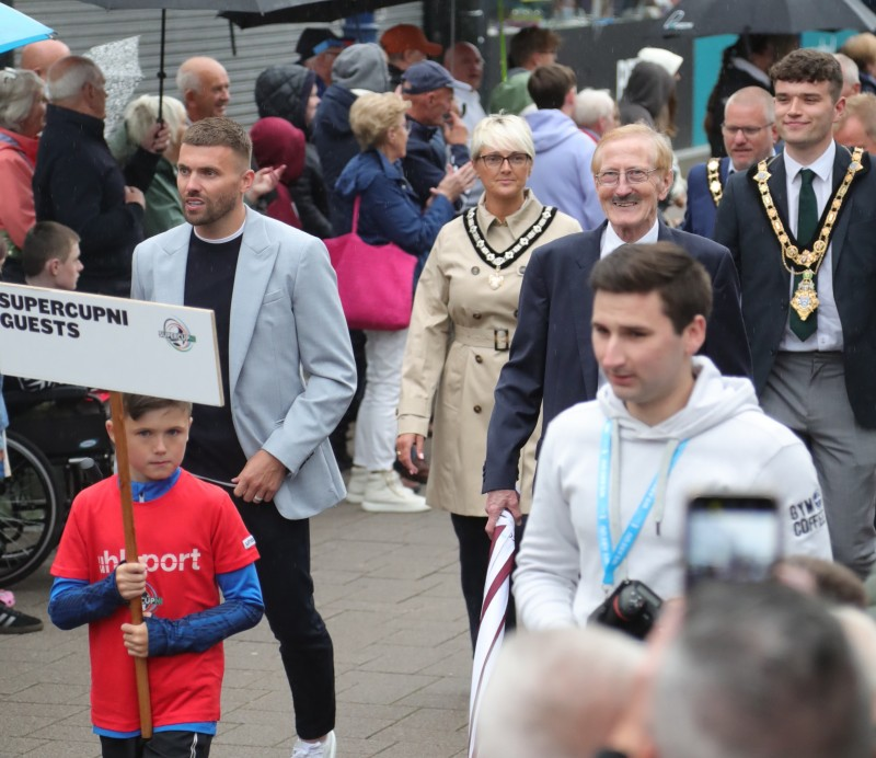 Mayor of Causeway Coast and Glens Councillor Ciarán McQuillan and Deputy Mayor Tanya Stirling pictured with Victor Leonard, SuperCupNI Chairman and special guest Stuart Dalla as the Welcoming Parade makes its way through the streets of Coleraine town centre.